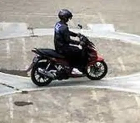 Polda Metro Jaya resmi merilis track atau lintasan baru untuk ujian praktik surat izin mengemudi (SIM) C bagi pengendara sepeda motor. Polisi melakukan sejumlah perubahan dalam sisi tes lintasan di lintasan.
