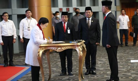 Ketua Dewan Pengarah Badan Riset dan Inovasi Nasional (BRIN) Megawati Soekarnoputri melantik Laksamana Madya (Laksdya) Amarulla Octavian sebagai wakil kepala BRIN.