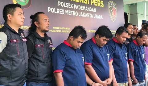 Sejak diamankan sekitar 12.30 WIB, dari hasil keterangan yang didapat polisi. Hasanuddin dianiaya oleh keempat sekuriti kurang lebih empat jam sampai dengan sekira pukul 16.00 WIB.