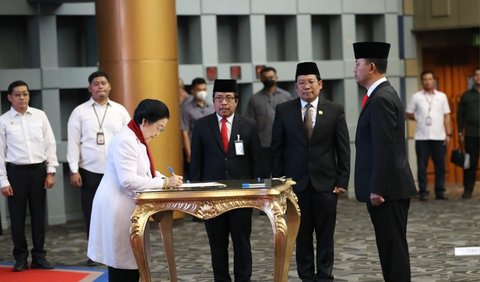 Ketua Dewan Pengarah Badan Riset dan Inovasi Nasional (BRIN) Megawati Soekarnoputri menyampaikan arahan kepada Laksamana Madya (Laksdya) TNI Amarulla Octavian yang dilantik sebagai Wakil Kepala BRIN.