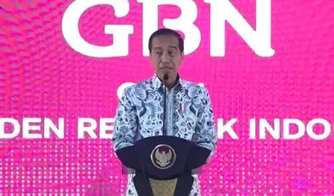 Setelah Sri Mulyani, giliran Presiden Jokowi yang berpidato. Dirinya lantas bicara mengenai persoalan podium tadi.