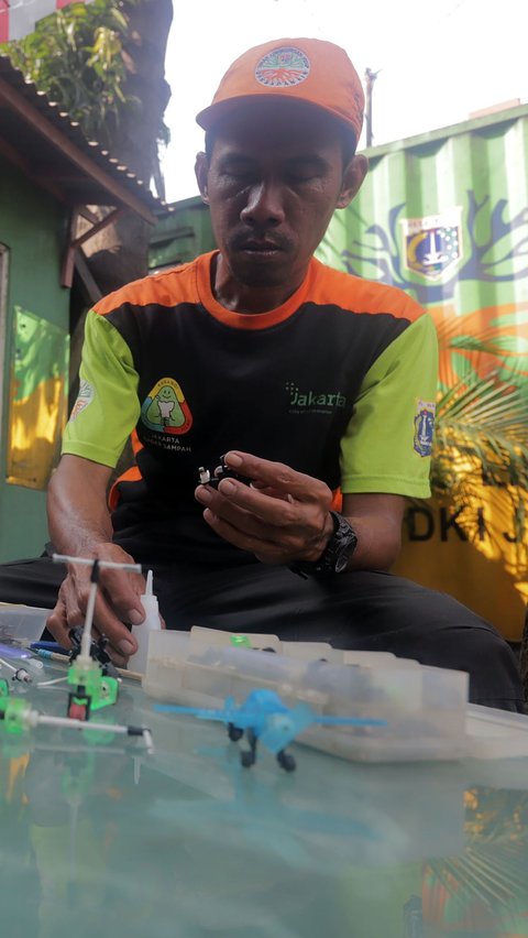 Sampah korek gas yang menjadi bahan dasar kreativitasnya ia dapatkan dari hasil penanganan sampah di sungai.