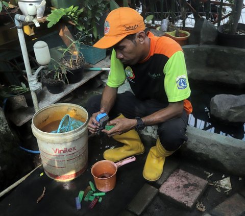 Dengan banyaknya sampah yang ada di sungai menjadi sebuah inspirasi untuk Bang Timan mengolah sampah tersebut.<br /><br />Korek gas yang ia dapatkan langsung dicuci dengan air dan disekat hingga bersih sebelum menyulapnya jadi mainan.