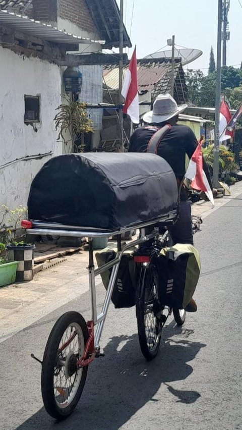 Tuntut Keadilan, Pria Ini Bersepeda Bawa Keranda dari Kota Batu ke Jakarta