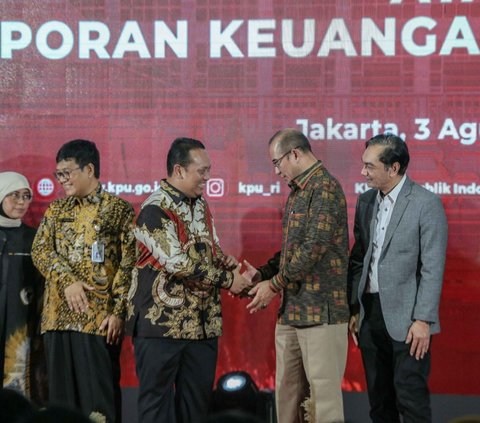 Anggota I BPK Nyoman Adi Suryadnyana bersalaman dengan Ketua KPU RI Hasyim Asy'ari usai menyerahkan laporan hasil pemeriksaan BPK atas laporan keuangan KPU Tahun 2022 di Gedung KPU, Jakarta, Kamis (3/8/2023).