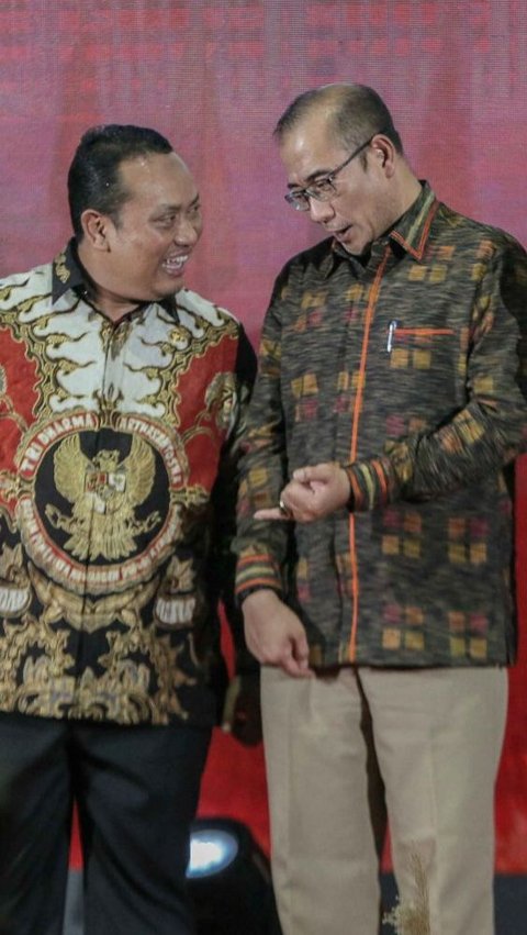 Anggota I BPK Nyoman Adhi Suryadnyana sempat berbincang dengan Ketua KPU Hasyim Asy'ari usai menyerahkan Laporan Hasil Pemeriksaan BPK Atas Laporan Keuangan KPU Tahun 2022.