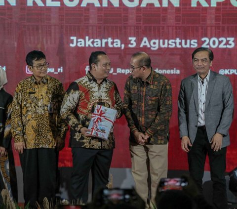 Anggota I BPK Nyoman Adhi Suryadnyana tampak membawa Laporan Hasil Pemeriksaan BPK Atas Laporan Keuangan KPU Tahun 2022 untuk diserahkan kepada Ketua KPU Hasyim Asy'ari.