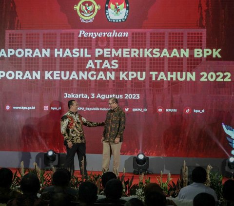 Anggota I BPK Nyoman Adi Suryadnyana berbincang dengan Ketua KPU RI Hasyim Asy'ari usai menyerahkan laporan hasil pemeriksaan BPK atas laporan keuangan KPU Tahun 2022 di Gedung KPU, Jakarta, Kamis (3/8/2023).