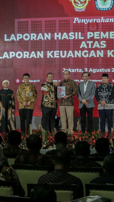 Anggota I BPK Nyoman Adhi Suryadnyana dan Ketua KPU Hasyim Asy'ari berfoto bersama jajaran saat penyerahan Laporan Hasil Pemeriksaan BPK Atas Laporan Keuangan KPU Tahun 2022.