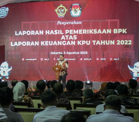 Anggota I BPK Nyoman Adi Suryadnyana saat menyampaikan sambutannya terkait penyerahan laporan hasil pemeriksaan BPK terhadap KPU. Ia mengatakan dari hasil pemeriksaan BPK terhadap laporan keuangan KPU dinyatakan wajar tanpa pengecualian.