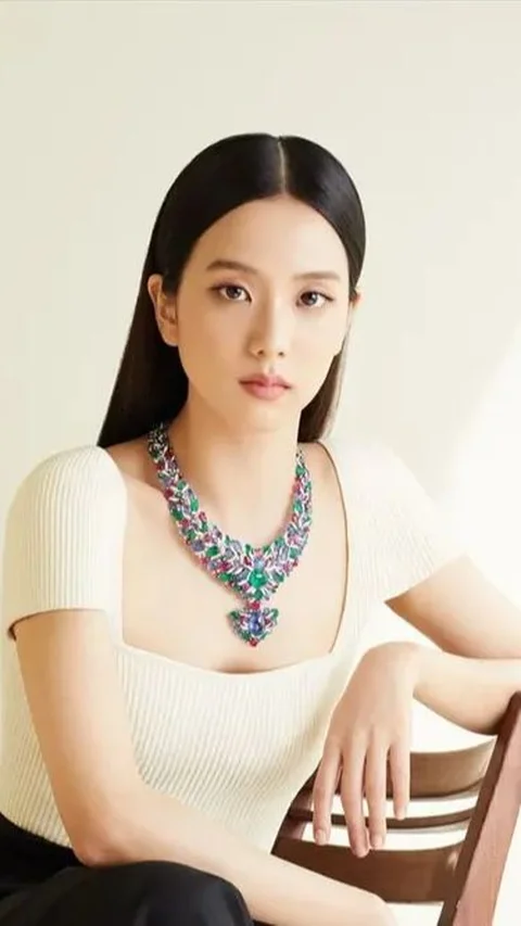 Seperti yang diketahui, Jisoo merupakan member Blackpink yang punya segudang kesibukan. Tak hanya sedang menjalani tur dunia, wanita kelahiran 3 Januari 1995 ini juga brand ambassador dari beberapa produk seperti Kiss Me. Jisoo bahkan menjadi ambassador untuk Dior Beauty pada 2019. Pada 2022 Jisoo juga terpilih sebagai ambassador Cartier.