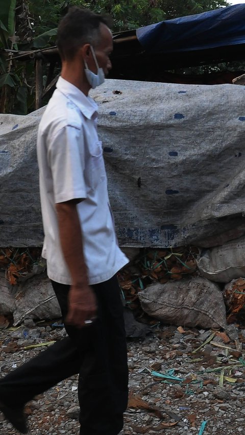 Bapak Andi (52) pembuat arang batok kelapa mengaku menerima segala bentuk terkait penutupan usahanya sementara oleh Pemerintah Kota Jakarta Timur.