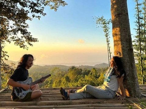 Jarang Tersorot, 8 Foto Mesra Dewa Budjana dan Istri yang Sudah 20 Tahun Menikah