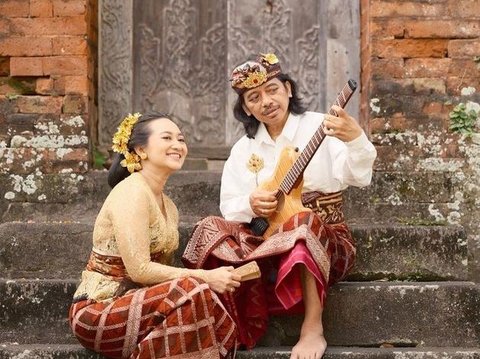 Jarang Tersorot, 8 Foto Mesra Dewa Budjana dan Istri yang Sudah 20 Tahun Menikah