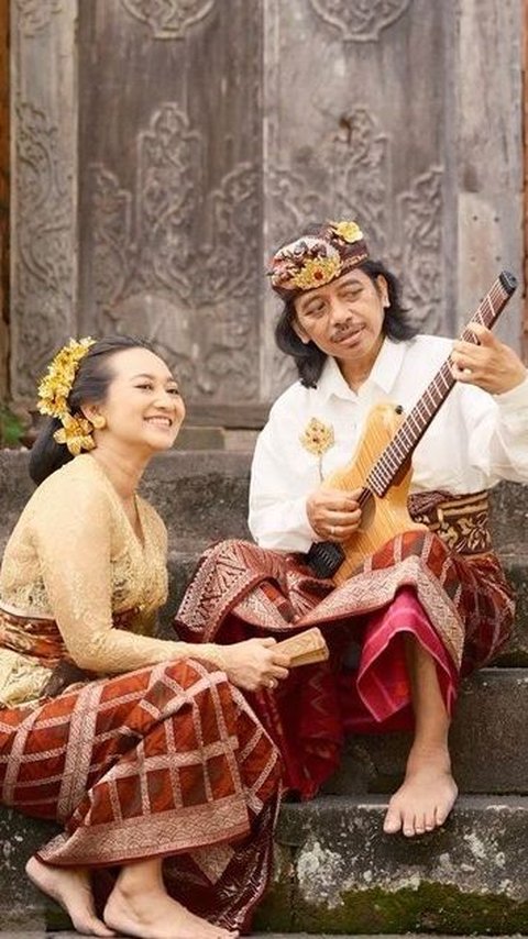 Jarang Tersorot, 8 Foto Mesra Dewa Budjana dan Istri yang Sudah 20 Tahun Menikah