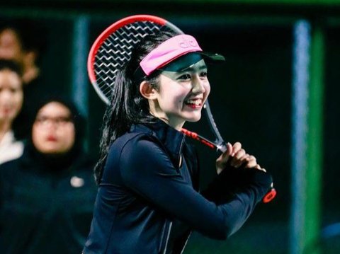 8 Foto Cantik Febby Rastanty Tampil Sporty, Bersinar Bak Boneka Barbie