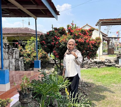 Mengenang Masa Lalu, Potret Cantik Enno Lerian di Kampung Halaman 'Main Layangan di Sawah'
