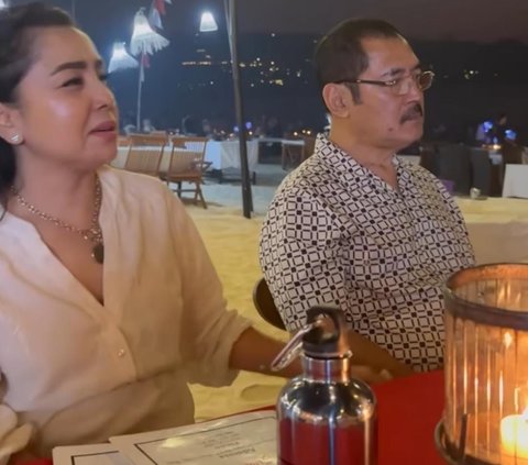 Mesra Abis Kayak Pengantin Baru, Intip Momen 'Pacaran' Mayangsari dan Bambang Trihatmodjo di Bali