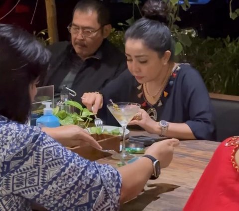 Mesra Abis Kayak Pengantin Baru, Intip Momen 'Pacaran' Mayangsari dan Bambang Trihatmodjo di Bali