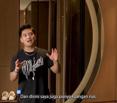 Potret Walk In Closet Bernuansa Kayu & Kamar Mandi Dilengkapi Bathtub Boy William yang Mewah