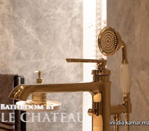 Potret Walk In Closet Bernuansa Kayu & Kamar Mandi Dilengkapi Bathtub Boy William yang Mewah