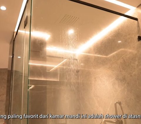 Potret Walk In Closet Bernuansa Kayu & Kamar Mandi Dilengkapi Bathtub Boy William yang Mewah