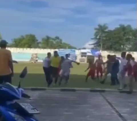 Wasit pertandingan sepak bola di Nunukan, Kalimantan Utara bernama Sertu Hisyam dikeroyok penonton dan pemain hingga kabur melarikan diri.
