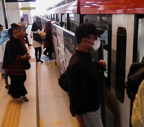 Baru Diresmikan, Pengguna LRT Jabodebek Mengeluh Pintu Kereta Tidak Bisa Dibuka hingga AC Mati