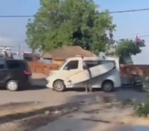 Video berdurasi beberapa detik ini memperlihatkan bule yang tengah membawa papan surfing. Tampaknya ia melakukan aksi dengan membuat baret mobil yang tengah terparkir.