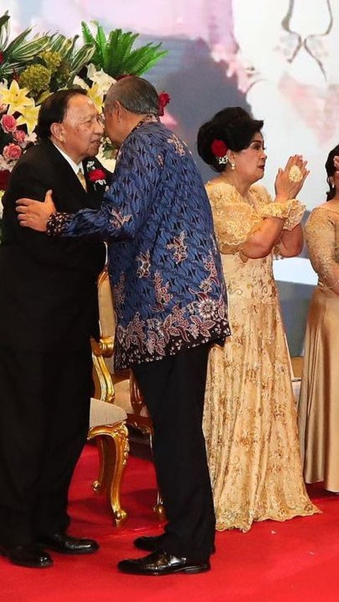 Dalam foto yang dibagikan, SBY tampak datang ke acara tersebut bersama anaknya, Agus Harimurti Yudhoyono (AHY) dan sang menantu, Anissa Pohan.