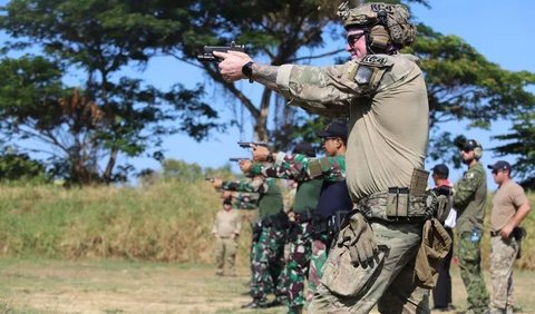 Mereka menggelar latihan tembak-menembak Marksmanship di lapangan tembak pangkalan udara Angkatan Laut, Juanda, Jawa Timur pada Minggu (27/8).