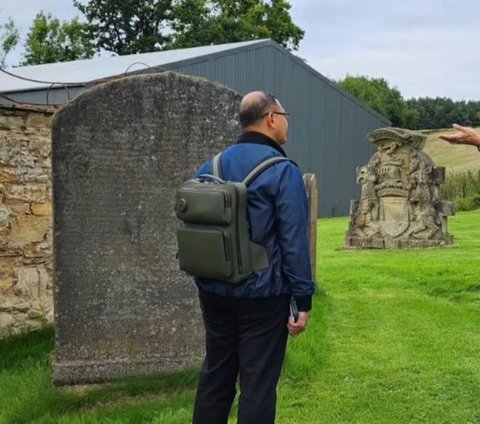 Prasasti Sangguran, benda bersejarah peninggalan Kerajaam Mataram Kuno atau Medang berada di Roxburghshire Skotlandia. Benda bersejarah yang juga dikenal dengan sebutan Minto Stone itu hingga kini berada di pekarangan rumah Lord Minto di Skotlandia.