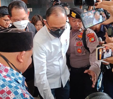 Rafael Alun Jalani Sidang Perdana, Berbaju Putih dan Membawa Buku Catatan