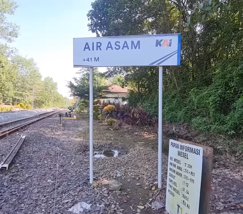 Stasiun Kereta Api Ini Masih Beroperasi Meski di Tengah Hutan Sumatera, Ini Potretnya