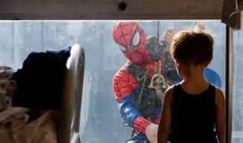 Menariknya, @ShaneKaiGleen membuat tokoh Spider-Man lebih unik. Uniknya adalah gambar Spider-Man yang disuguhkan memiliki tema. 