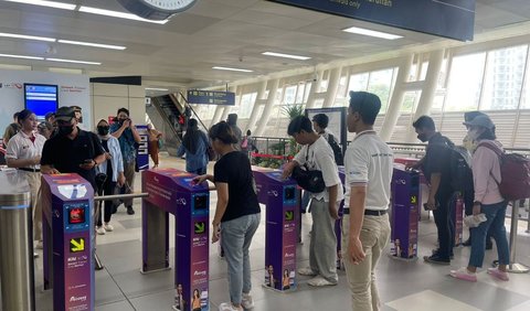 Mereka pun tak segan untuk mengabadikan momen saat menaiki LRT itu.