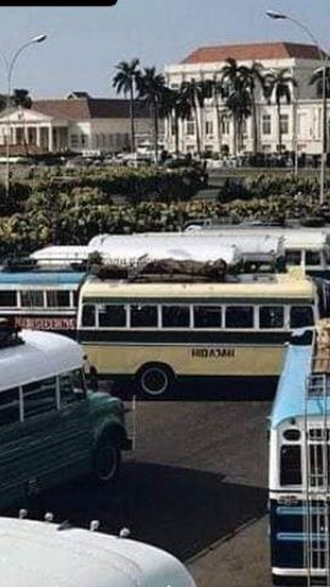 Potret Lawas Terminal Bus di Indonesia Tahun 70-an, Bentuk Bis Jadul Bikin Salah Fokus