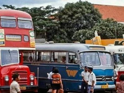 Potret Lawas Terminal Bus di Indonesia Tahun 70-an, Bentuk Bis Jadul Bikin Salah Fokus