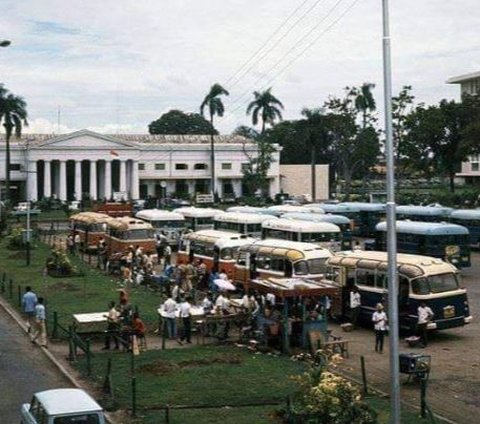 Potret salah satu terminal di Taman Fatahillah. Tempat tersebut berada di kawasan pusat Kota Tua Jakarta. Tampak Bus Robar terparkir di depan bangunan yang kini menjadi Museum Fatahilah tersebut.