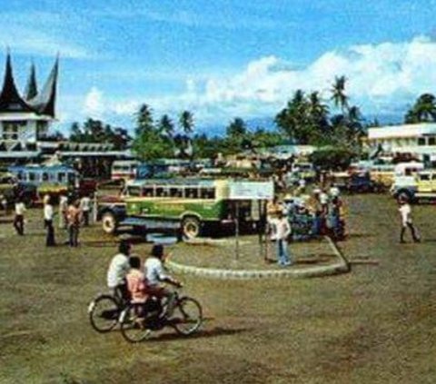 Terminal Lintas Andalas berada di Kota Padang dan cukup legendaris. Terminal ini kini berubah fungsi menjadi Plaza Andalas setelah beroperasi sejak 1972 hingga 2002. Terminal ini menjadi titik simpul transportasi publik di ibukota Sumatera Barat