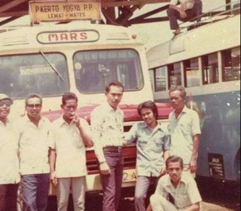 PO Mars yang kala itu masih beroperasi tahun 1975 tengah bersandar di Terminal Yogyakarta. Bus jadul tersebut mengoperasikan rute Purwokerto-Yogyakarta PP dan menjadi primadona para penumpang kala itu.