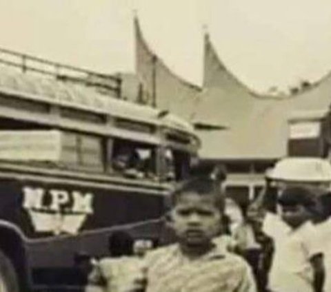 Potret PO NPM saat berada di Terminal Pasar Banto Kota Bukittinggi. Belum diketahui tahun foto tersebut diambil namun tampak bentuk jadul bus legendaris asal Sumatera Barat tersebut semasa beroperasi. Terminal ini sekarang sudah tidak beroperasi.