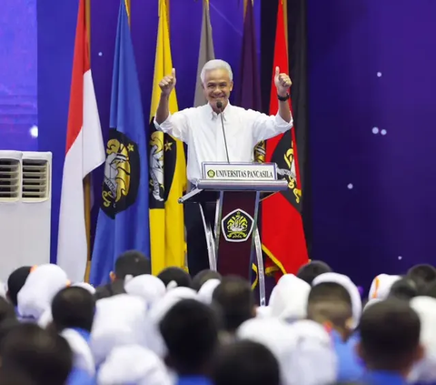 Sementara itu, Ganjar mengatakan bahwa SMKN Jateng merupakan satu-satunya sekolah yang berdiri di bekas gedung BLK. Sehingga, kata Ganjar, lulusannya bisa praktis bekerja di industri sebagai tulang punggung keluarga yang kurang mampu.