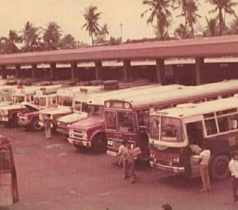 Penampakan Terminal Tirtonadi Solo pada era 70-an. Terminal terbesar di Solo ini masih ada hingga sekarang dan menjadi tujuan favorit armada bus dari Jakarta maupun Jawa Timur. Tampak beberapa bus kuno terparkir di terminal ini.