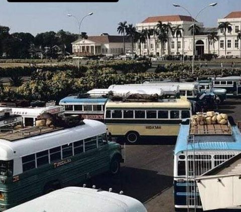 Potret Terminal Lapangan Banteng di Kecamatan Sawah Besar, Jakarta Pusat pada tahun 1970. Terminal ini menjadi salah satu yang tersibuk kala itu. Namun pada  1981 Terminal ini tutup dan sekarang beralih fungsi dan dijadikan taman kota.