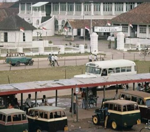 Tak hanya di Jakarta, Oplet juga menjadi transportasi publik favorit di Palembang pada tahun 1971. Seperti pada foto tersebut tampak Oplet tengah terparkir di Terminal Palembang dengan bentuk jadulnya.