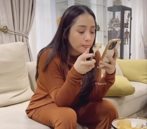 Nagita Slavina Asyik Makan Sambil Main HP, Netizen Malah Salfok 'Kakinya Silau Banget'