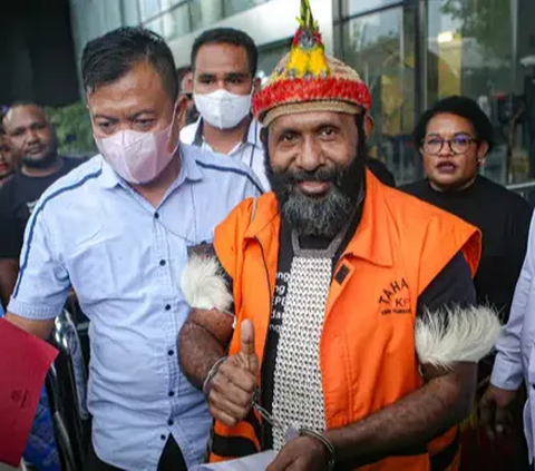 Mantan Bupati Mamberamo Tengah Ricky Ham Pagawak tiba-tiba mengamuk dan mendorong staf Jaksa Penuntut Umum (JPU) Komisi Pemberantasan Korupsi (KPK) saat berada di Lobi Pengadilan Negeri Makassar, Rabu (30/8).