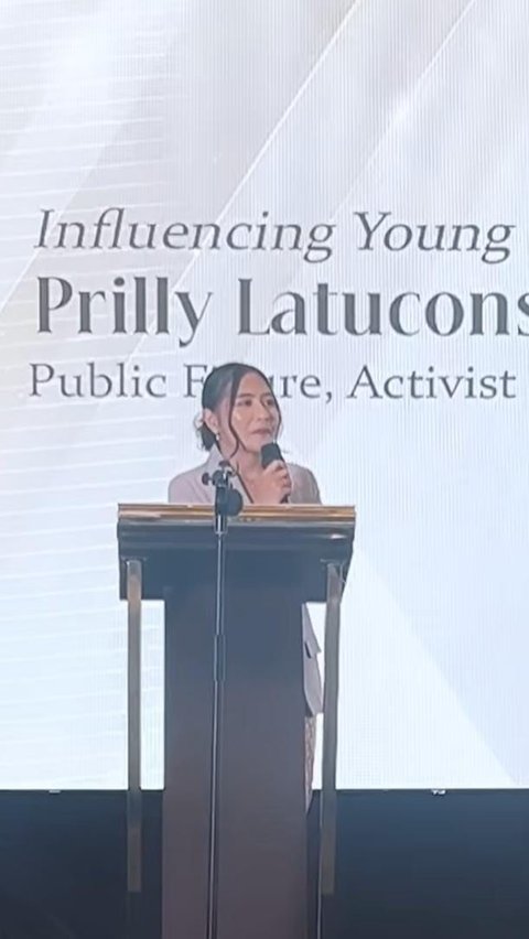 Prilly Latuconsina juga memberi pesan untuk para perempuan agar bersama-sama menjadi perempuan berpengaruh yang hebat.<br>