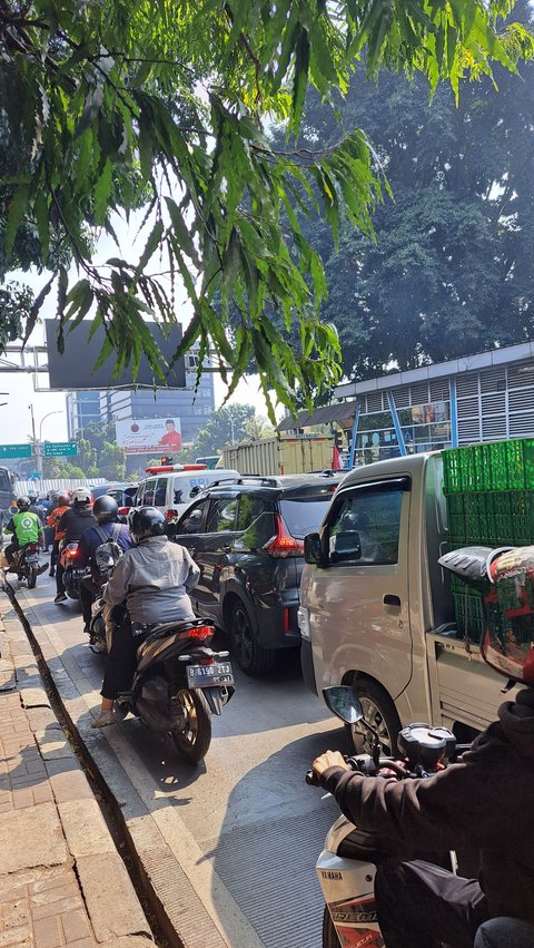 Macet Parah Akibat Proyek Galian Saluran Air di Pondok Pinang Jaksel, Pedagang Mi Ayam Mengeluh Omzet Menurun 50 Persen<br>